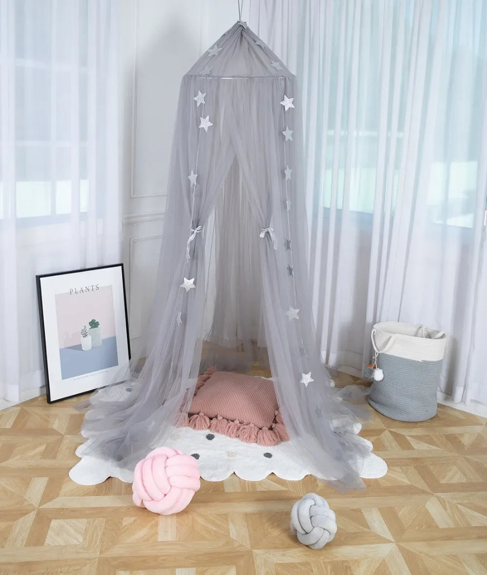 rideau lit étoiles dorées fond blanc transparent romantique enfants chambre décoration fixations
