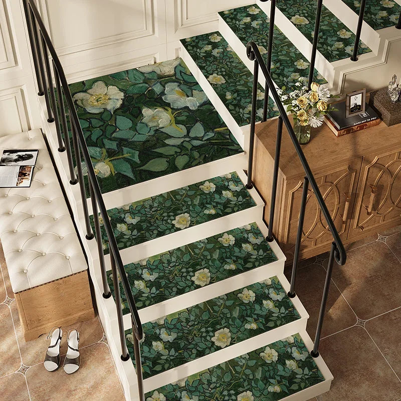 L'image montre un escalier décoré de motifs floraux verts et blancs, avec des accents dorés dans le mobilier environnant, créant une ambiance élégante et luxueuse.