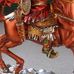 statue équestre décorative armure texturée motifs floraux base argentée drapeau rouge lotus pot blanc