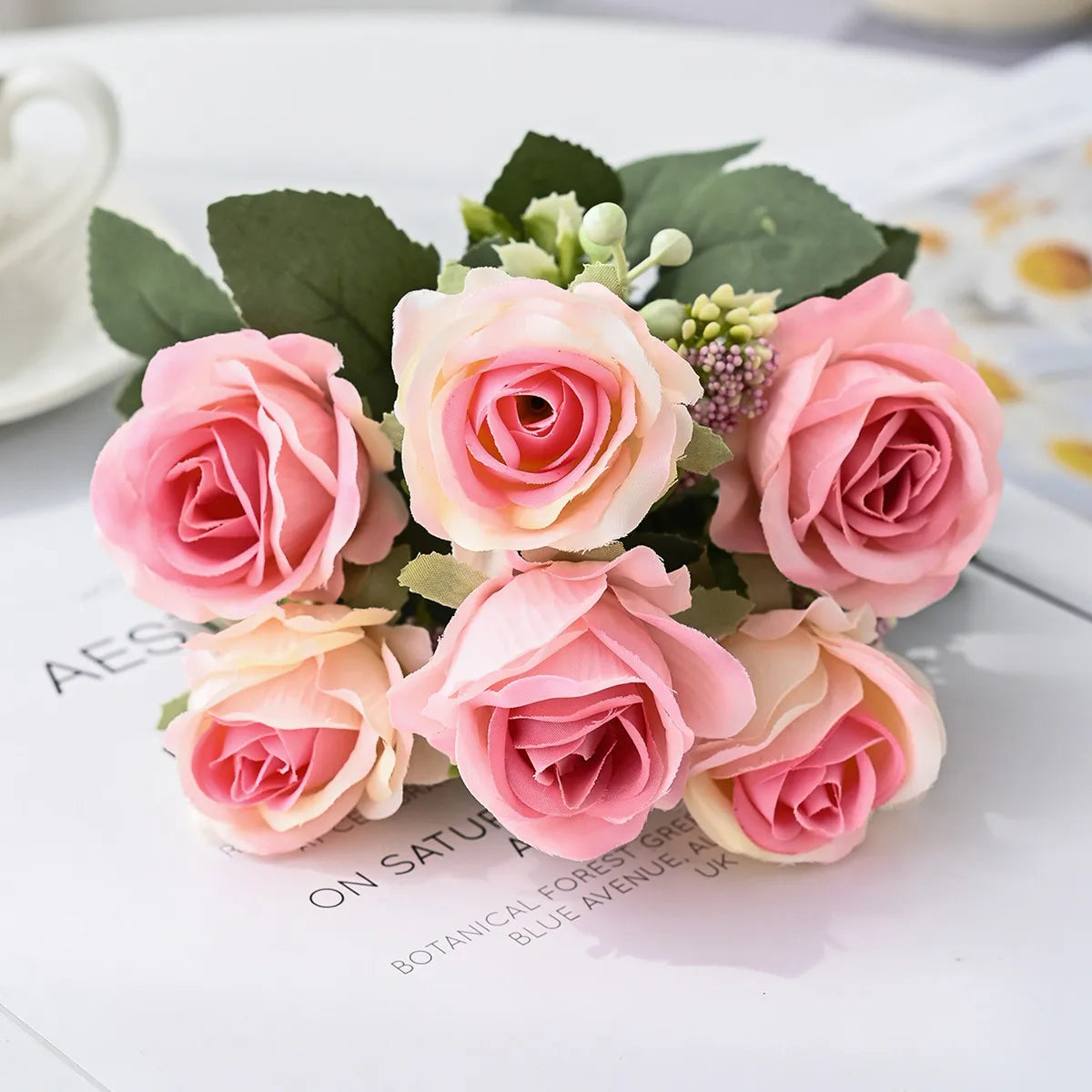 bouquet roses artificielles soie rouge blanc vert decoration mariage anniversaire intérieur classique romantique