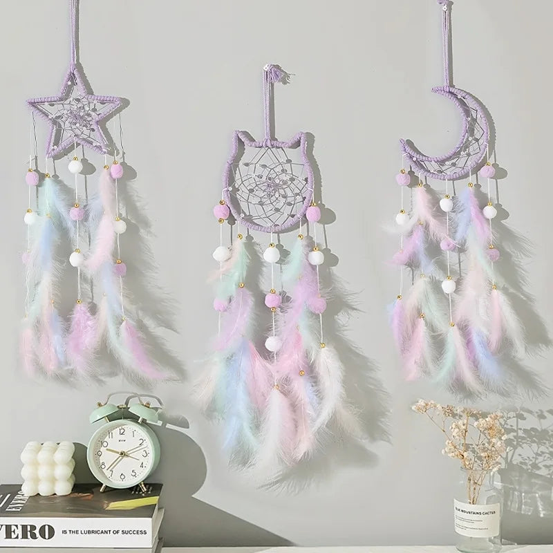 attrape rêves boho plumes pompons lune étoile motif chat violet rose pastel