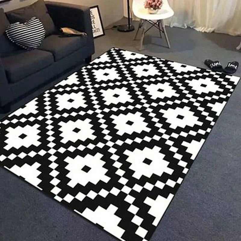 Tapis noir et blanc de style géométrique moderne avec motifs carrés et losanges dans une pièce avec un canapé et un décor minimaliste.