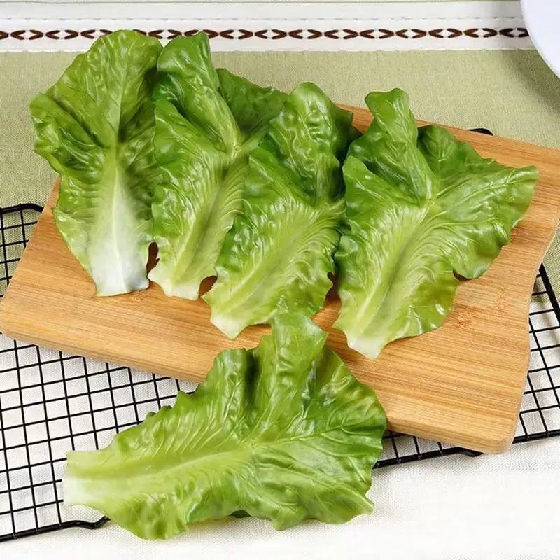 laitue artificielle verte feuilles naturelles assiette blanche cuillère bol bois couteau plaque bambou coussin