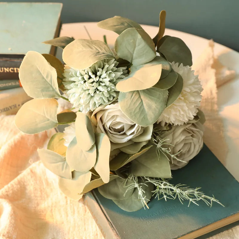 bouquet fleurs artificielles roses blanches eucalyptus vase transparent ruban jute décoration maison vintage