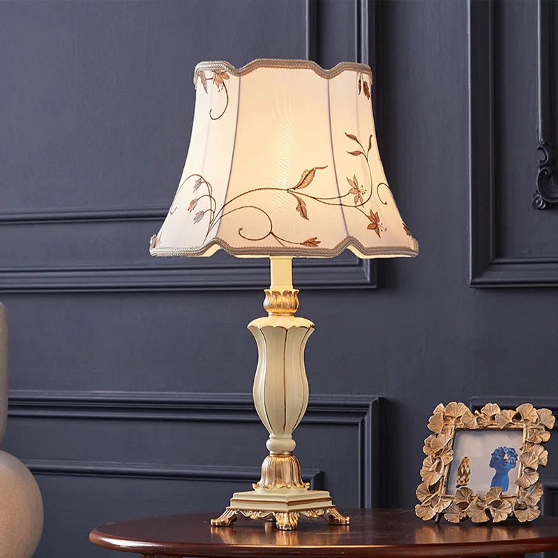 lampe table classique vintage abat jour tissu floral brodé couleur or bleu turquoise beige
