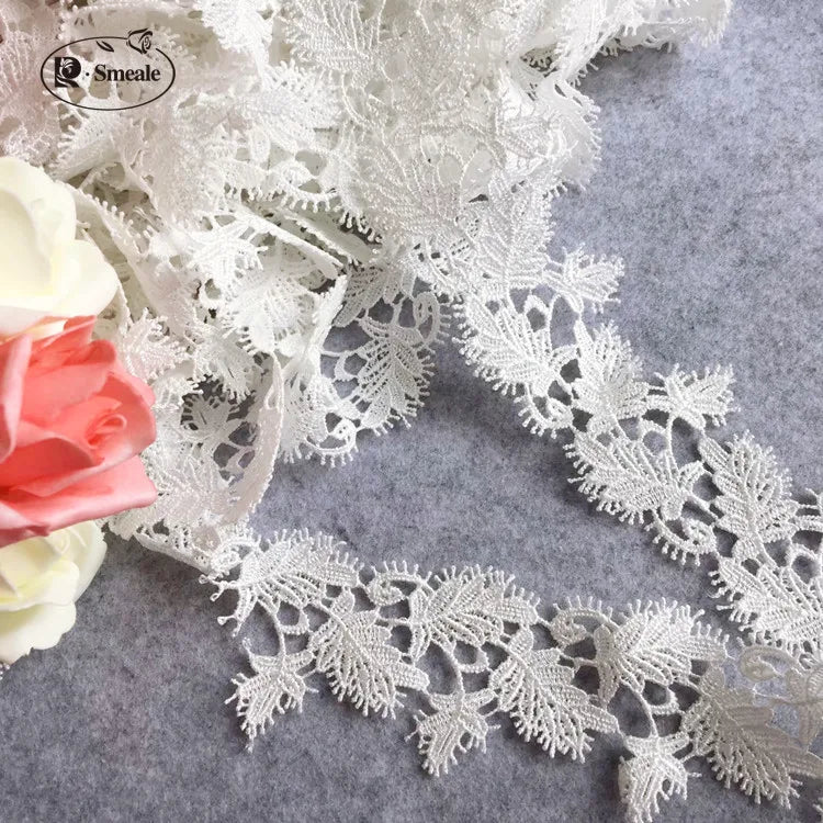 dentelle polyester feuilles stylisées broderie fine 5.8cm large blanc opacité yards yards off white