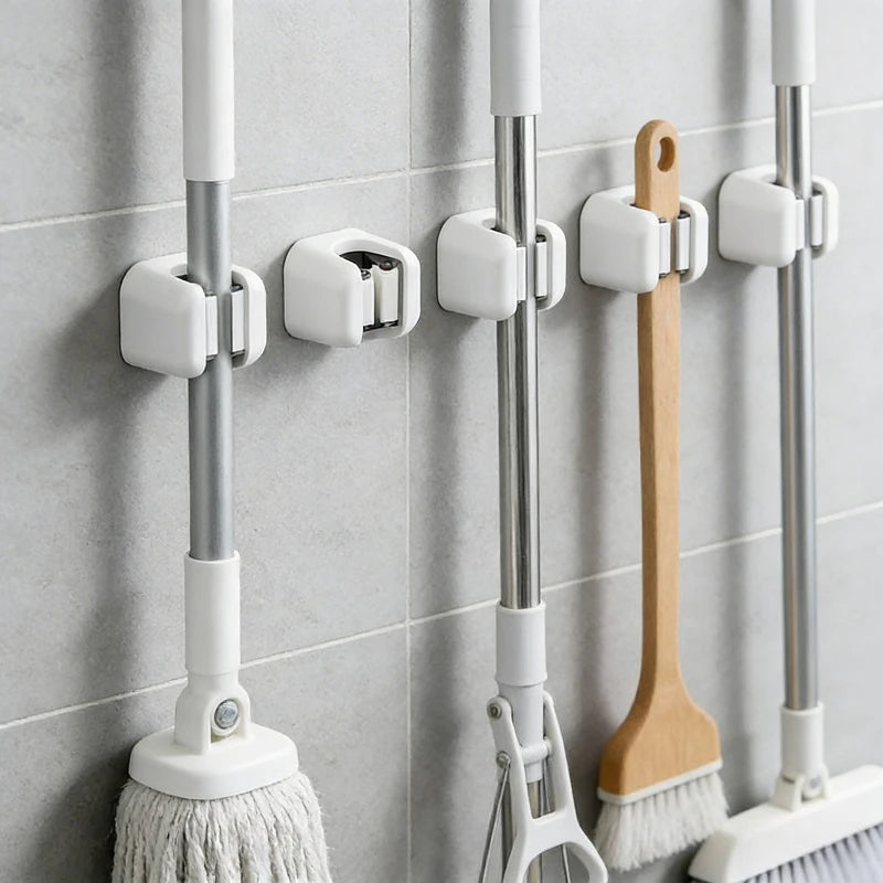 organisateur mural adhésif balai serpillière outils nettoyage moderne salle bain cuisine blanc gris