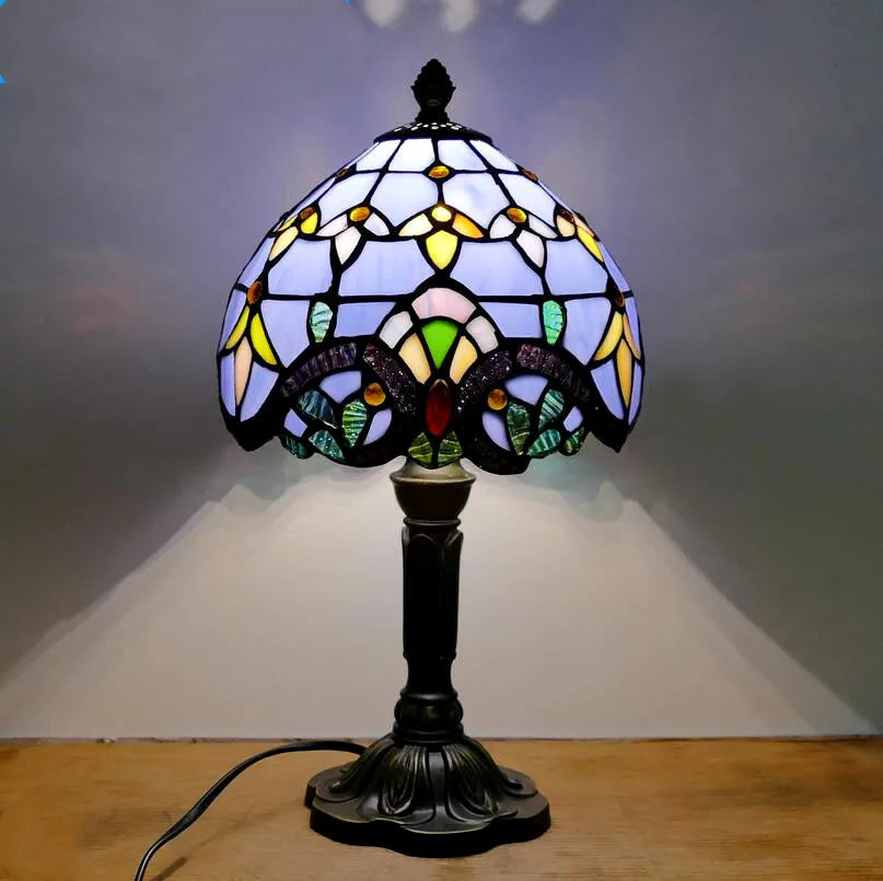 Vue de côté de la lampe de chevet avec socle en résine et câble