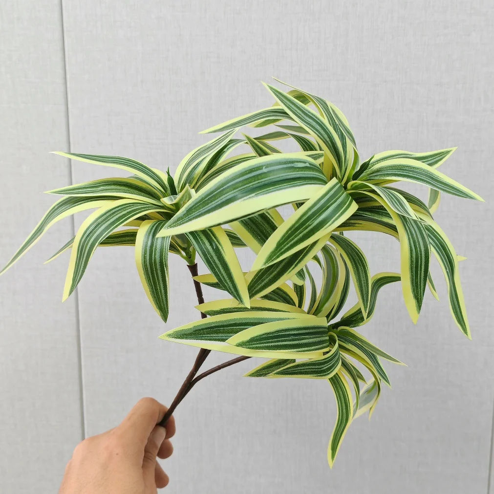 plantes artificielles feuilles striées pot texturé décoration intérieure moderne vert jaune marron gravier