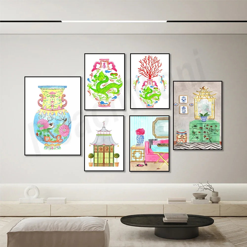 Cette image présente une collection d'illustrations encadrées sur le mur, mettant en scène des motifs asiatiques traditionnels, des paysages de coraux et des scènes intérieures de style oriental.