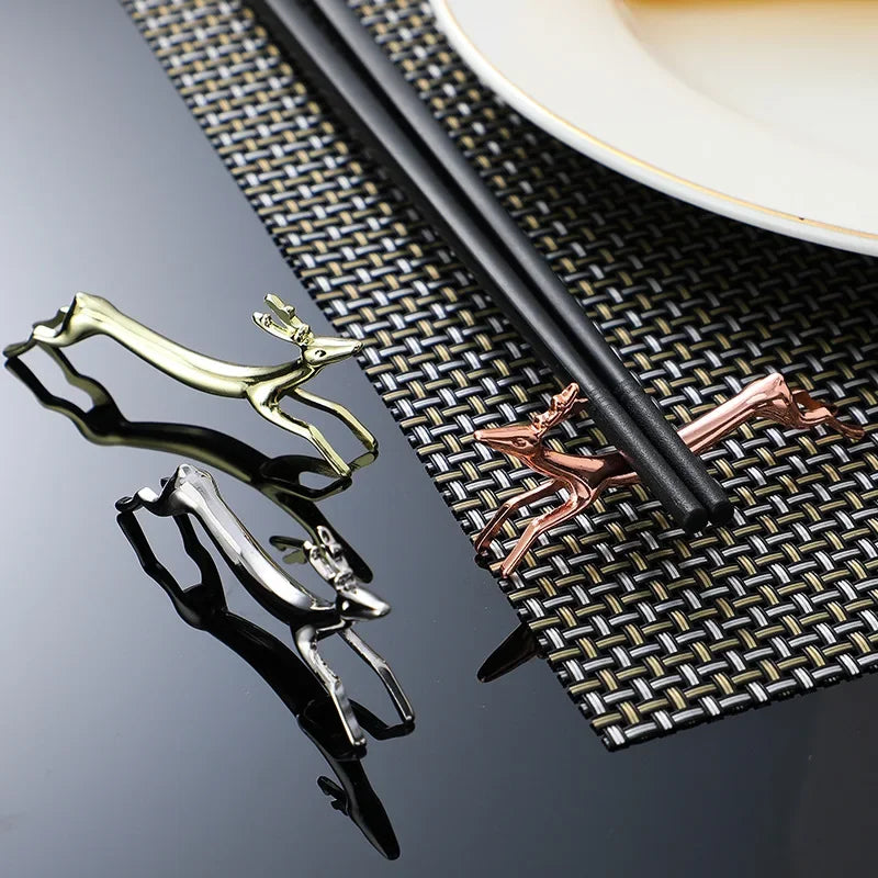 Détail des motifs chien saucisse sur le support en alliage