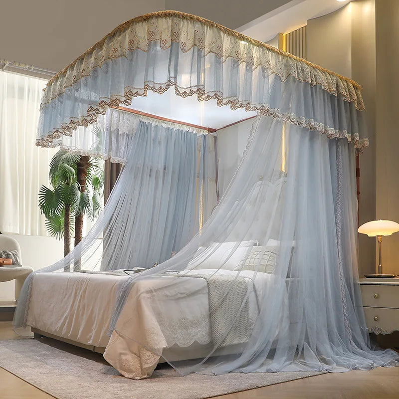Cette chambre à coucher luxueuse présente un lit à baldaquin avec un cadre et des rideaux en dentelle, créant une atmosphère élégante et romantique.