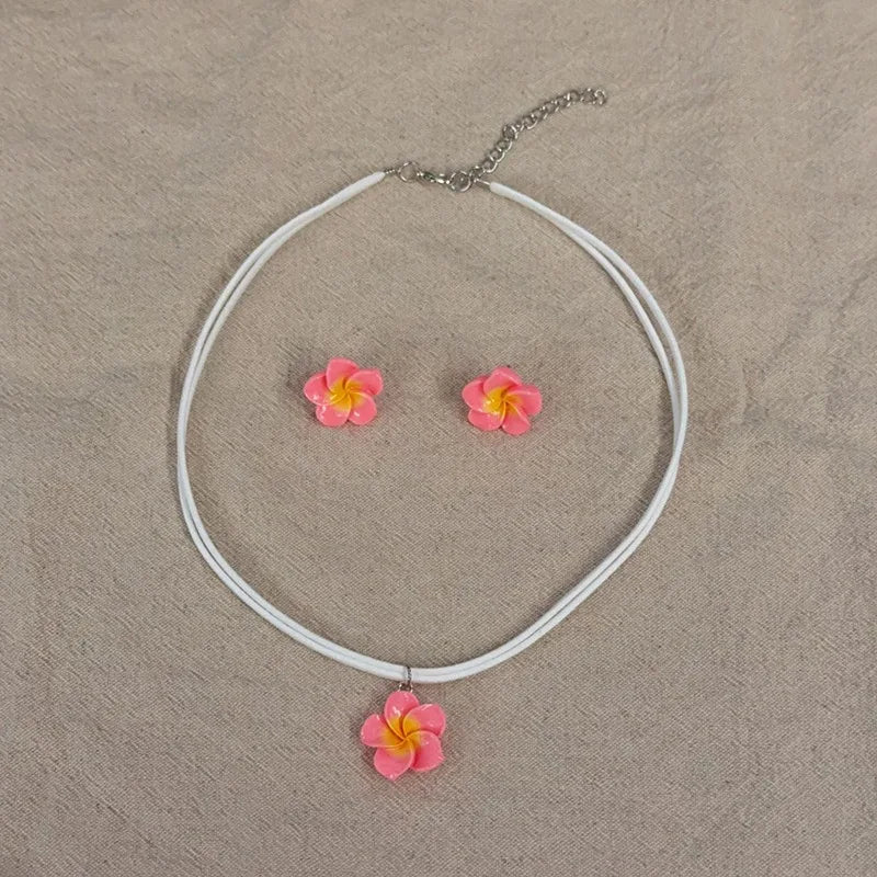 boucles doreilles tressées collier fleurs plumeria ensemble bijoux femmes moderne minimaliste blanc vert rose