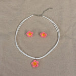 boucles doreilles tressées collier fleurs plumeria ensemble bijoux femmes moderne minimaliste blanc vert rose