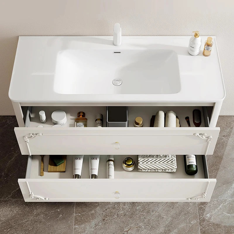 meuble salle bain noir blanc tiroirs vasque ornements dorés classique fixations murales accessoires cosmétiques