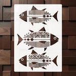 Stencil géométrique poisson ondule blanc brun noir ornement décoration peinture murale artisanale