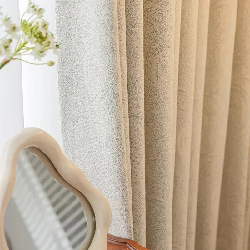 Rideau blanc avec traitement plissé fixe en intérieur