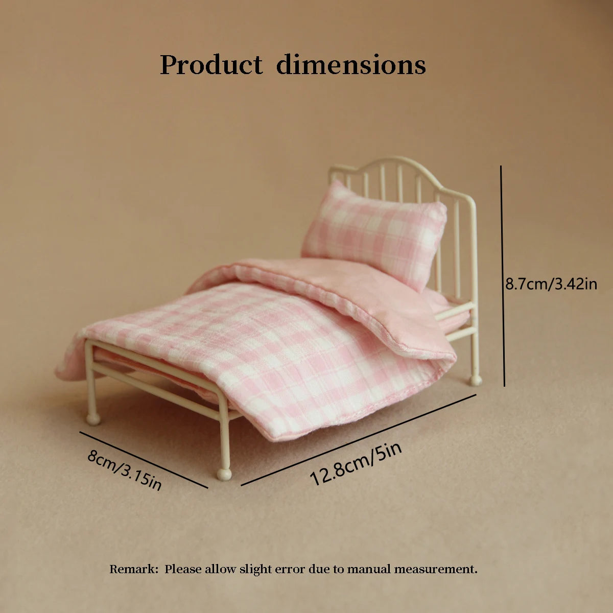 lit miniature fer forgé ensemble literie rose carreaux chaise table bougies tasse décoration murale