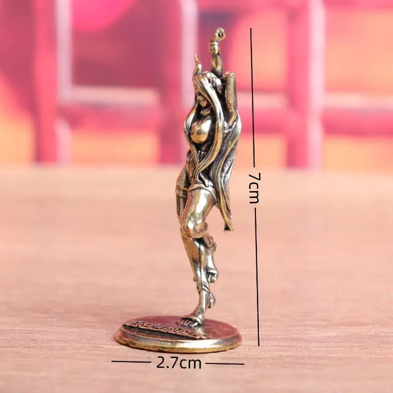 statue bronze sculptée détails fins courbes contours base gravure ornement maison