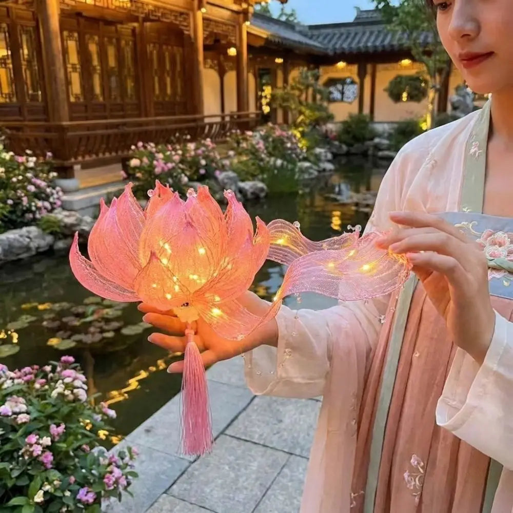 décoration lotus lumineux LED bleu rose jaune scintillant transparent événementiel artisanal