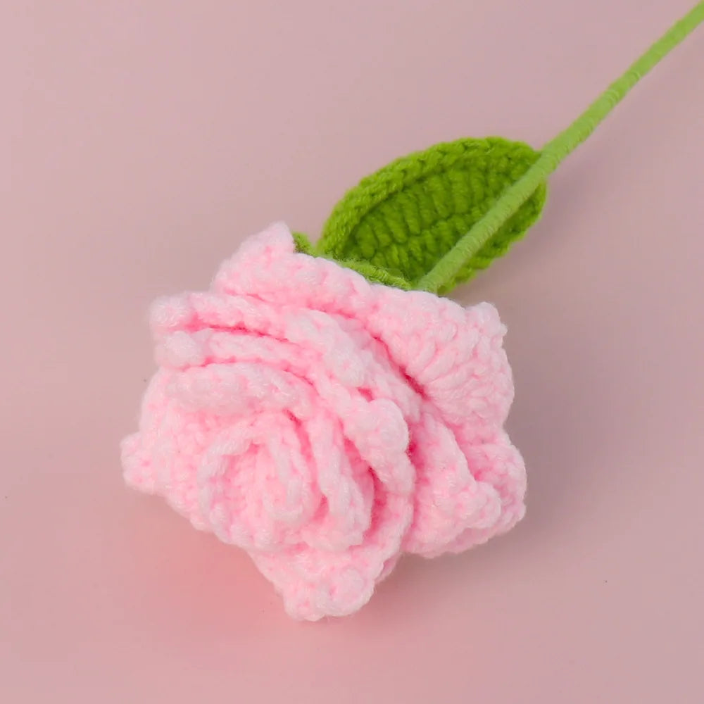 fleurs artificielles tricotées violet rose blanc jaune vert finement crochetées décoration intérieure artisanal