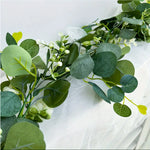 guirlande feuilles eucalyptus artificielles fleurs blanches vert clair décoration extérieure naturelle rustique mariage fête