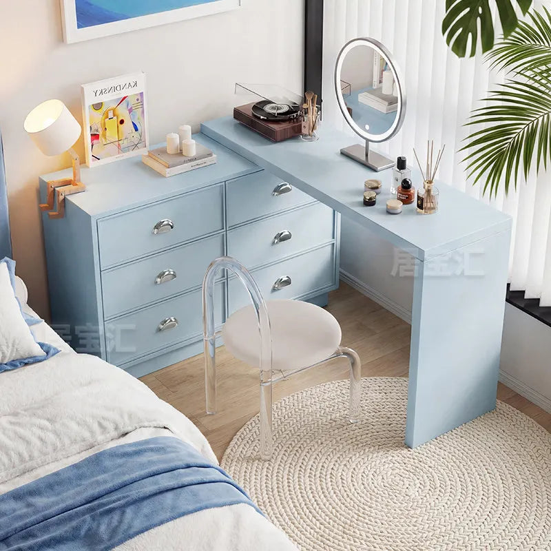 meuble rangement moderne bleu clair tiroirs miroir led lampe horloge livres fleurs statuette tapis