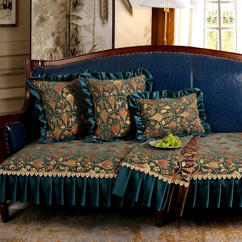 Le canapé vintage avec ses coussins ornementés et sa parure de lit ouvragée crée une ambiance riche et luxueuse dans cette pièce.