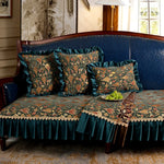 Le canapé vintage avec ses coussins ornementés et sa parure de lit ouvragée crée une ambiance riche et luxueuse dans cette pièce.