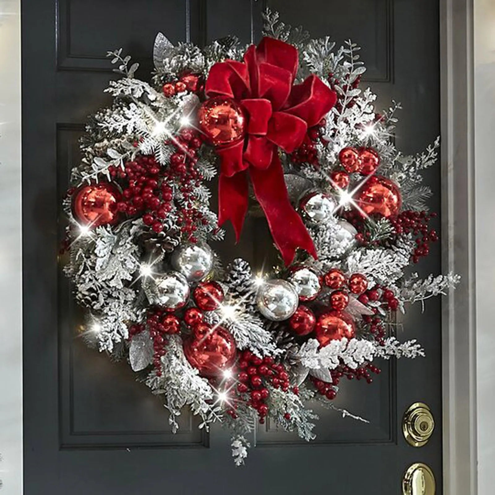 Couronne de Noël rouge suspendue à une porte d'entrée avec boules décoratives