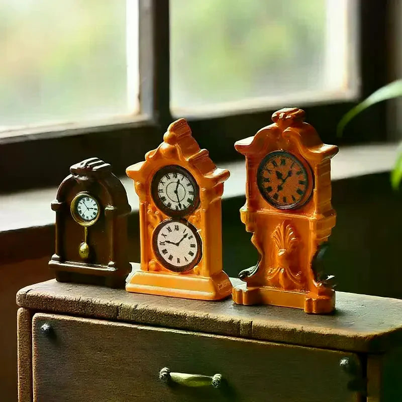 horloges décoratives vintage résine ornées détails floraux géométriques orange noir marron jaune