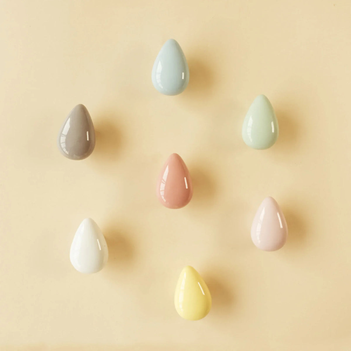 pinces linge modernes formes gouttes couleurs blanches grises roses jaunes bleues brillantes