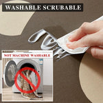 Affiche publicitaire montrant l'étiquette "Washable Scrubable" et une instruction interdisant le lavage en machine d'un vêtement.