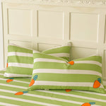 Ensemble de taies d'oreiller et de draps de lit vert et blanc avec motif de carottes, offrant une décoration de lit fraîche et ludique.