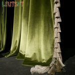 rideau velours vert olive classique pompons fenêtre salon luxe maison