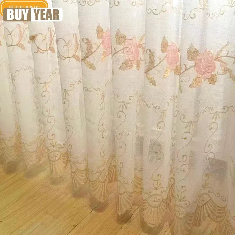rideau blanc rose pâle fleurs brodées transparent classique romantique fenêtre salon maison