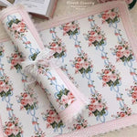 serviettes table rectangulaires fleurs roses classiques blanc rose pâle beige bleu clair bordure dentelée