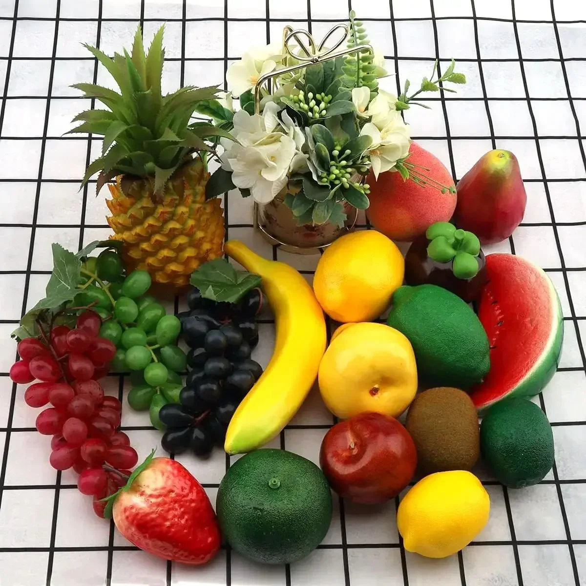 décoration intérieure fruits artificiels ananas raisin banane orange citron pomme pêche réaliste festive sourceMapping: