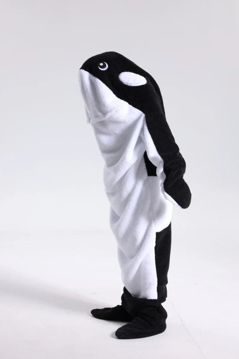 Une peluche orca en peluche noire et blanche avec des yeux innocents.