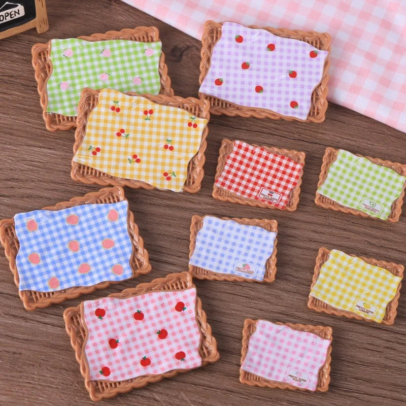 assiettes miniatures carreaux rouge blanc jaune vert bleu rose opaques artisanat résine DIY