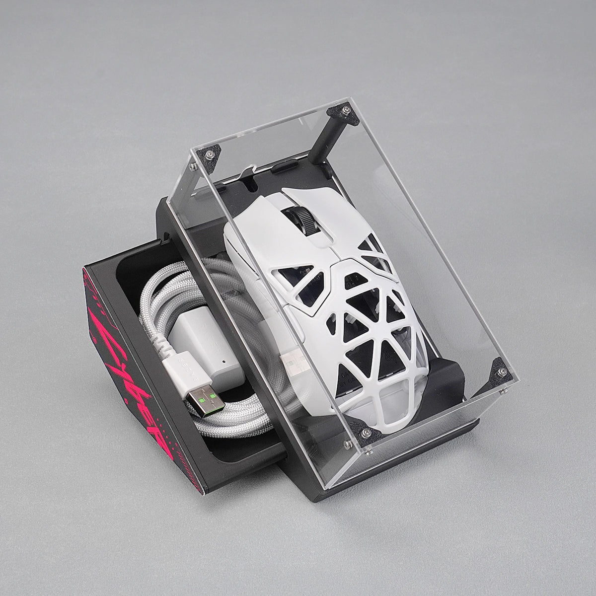 boîte rangement souris transparente moderne vis fixations souris blanche câbles usb minimalistes