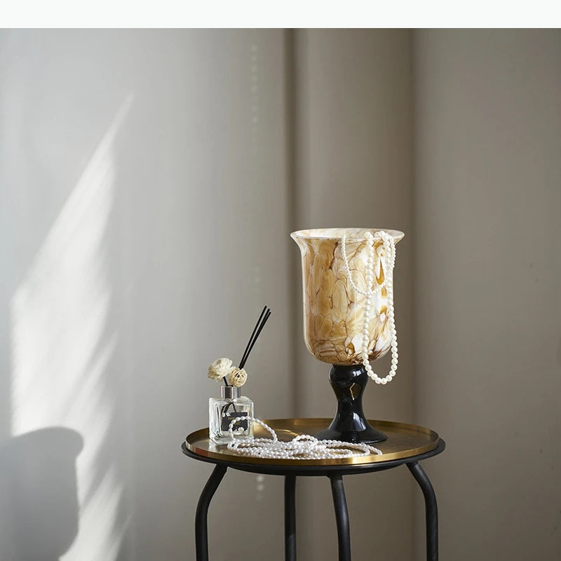 vase table couleur marron beige noir texture marbrée motifs floraux classique élégant base solide