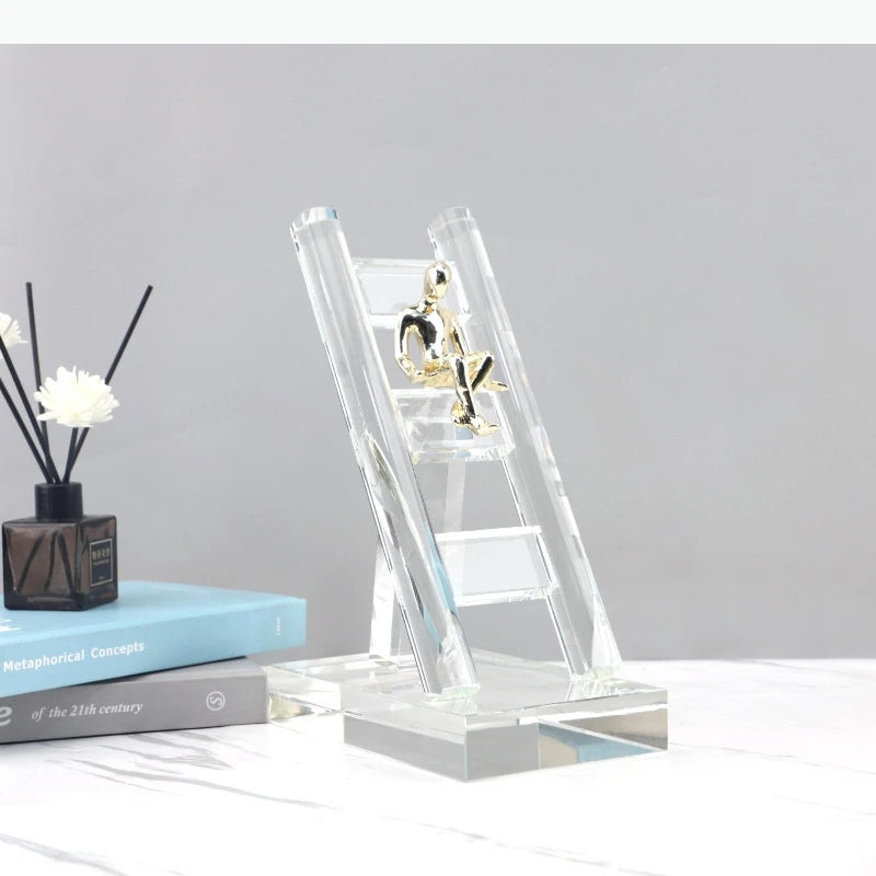 support smartphone transparent moderne figurine dorée minimaliste chambre