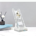 support smartphone transparent moderne figurine dorée minimaliste chambre