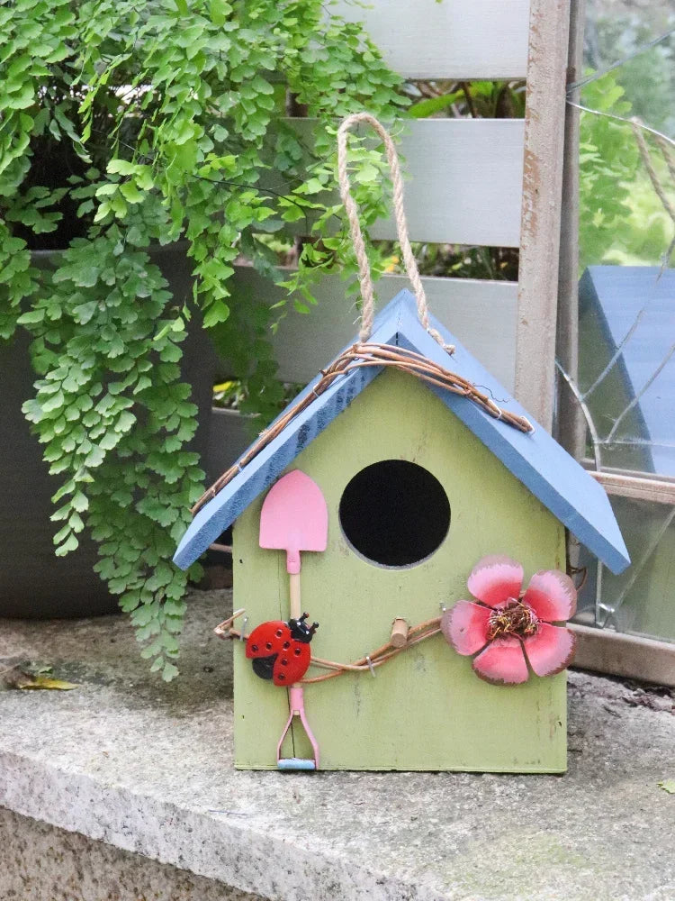 nichoirs oiseaux motifs floraux abeille coccinelle couleurs vives cordelette jardin balcon pastorale