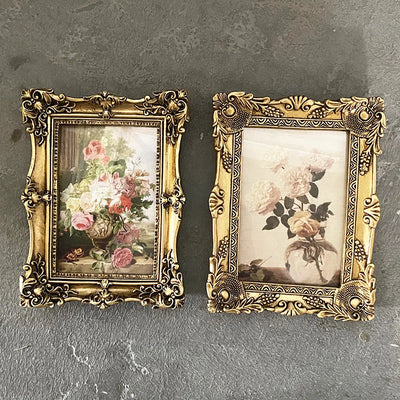 Cadre photo antique rococo en résine blanc posé sur table