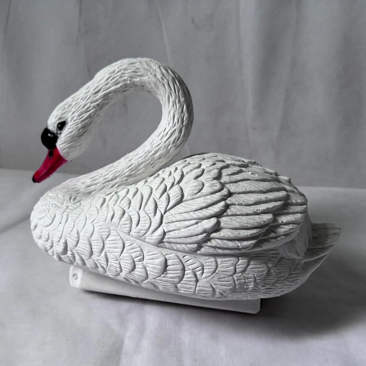 statue cygne flottante plumes détaillées blanc réaliste base plate extérieur jardin piscine