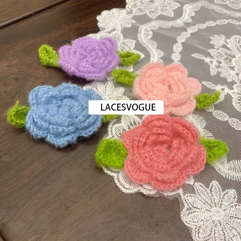 fleurs crochet rose bleu violet vert texture main fleur feuilles patchwork bricolage appliques