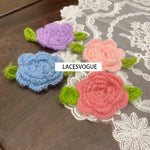 fleurs crochet rose bleu violet vert texture main fleur feuilles patchwork bricolage appliques