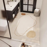 Un sol de salle de bain simple et élégant, avec un motif abstrait beige et blanc, une vanité sombre et un grand miroir, créant une atmosphère épurée et moderne.